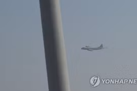 Máy bay tuần tra Nhật Bản bay gần tàu hải quân Hàn Quốc. (Nguồn: Yonhap)