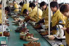 Công nhân sản xuất giầy tại nhà máy của Hãng Kangnai, thành phố Ôn Châu, tỉnh Chiết Giang, Trung Quốc. (Ảnh: AFP/TTXVN)