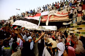Tuần hành kêu gọi một chính quyền dân sự lãnh đạo đất nước sau khi Tổng thống Sudan Omar al-Bashir bị phế truất, tại thủ đô Khartoum ngày 12/4/2019. (Ảnh: AFP/TTXVN)