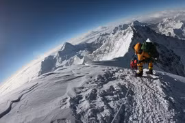 Những người leo núi trong hành trình chinh phục đỉnh Everest. (Ảnh: AFP/TTXVN)