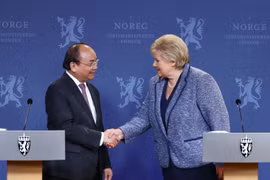 Thủ tướng Nguyễn Xuân Phúc và Thủ tướng Na Uy Erna Solberg họp báo sau hội đàm. (Ảnh: Thống Nhất/TTXVN)