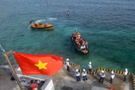 Đoàn công tác từ đất liền ra thăm cán bộ, chiến sỹ đảo Đá Lát, Trường Sa. (Ảnh: Trần Việt/TTXVN)