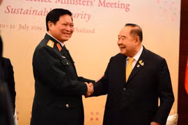 Bộ trưởng Quốc phòng Ngô Xuân Lịch hội đàm với Phó Thủ tướng, Bộ trưởng Quốc phòng Thái Lan Prawit Wongsuwan trong khuôn khổ Hội nghị Bộ trưởng Quốc phòng Hiệp hội các nước Đông Nam Á (ADMM) diễn ra tại Bangkok, Thái Lan ngày 10/7/2019. (Ảnh: Hữu Kiên/TTX