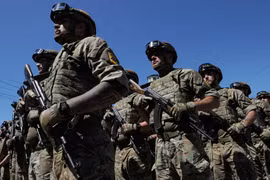 Quân nhân Ukraine tham gia một sự kiện ở Mariupol, miền Đông Nam Ukraine tháng 6/2019. (Ảnh: AFP/TTXVN)