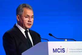 Bộ trưởng Quốc phòng Nga Sergei Shoigu phát biểu tại một hội nghị ở Moskva. (Ảnh: AFP/TTXVN)