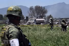Binh sỹ Mexico gác tại hiện trường đổ nát sau loạt vụ nổ nhà máy sản xuất pháo hoa ở La Saucera ngày 5/7/2018. (Nguồn: THX/TTXVN) 