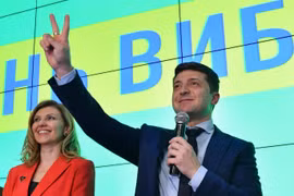 Ứng viên tranh cử Tổng thống Ukraine Volodymyr Zelensky (phải) sau khi kết quả thăm dò bầu cử được công bố ở Kiev ngày 31/3/2019. (Ảnh: AFP/TTXVN) 