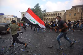 Người biểu tình Iraq tại cây cầu al-Jumhuriya dẫn đến Vùng Xanh, nơi được bảo vệ nghiêm ngặt ở thủ đô Baghdad ngày 28/10/2019. (Ảnh: AFP/TTXVN)