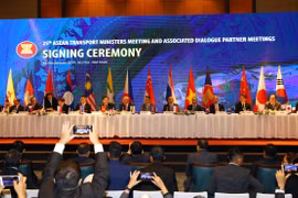 Các Bộ trưởng GTVT ASEAN và các đối tác ký kết hai nghị định thư quan trọng về hàng không giữa các nước ASEAN, và giữa ASEAN với các nước đối tác. (Ảnh: Huy Hùng/TTXVN)