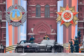 Bộ trưởng Quốc phòng Nga Sergei Shoigu và Chỉ huy trưởng các lực lượng bộ binh, Tướng Oleg Saliukov, tại lễ diễu binh kỷ niệm Ngày Chiến thắng ở Quảng trường Đỏ, Moskva, Nga, ngày 9/5/2019. (Ảnh: AFP/ TTXVN)