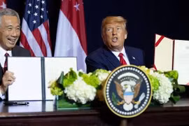 Thủ tướng Singapore Lý Hiển Long và Tổng thống Mỹ Donald Trump sau khi ký sửa đổi đổi mới Bản ghi nhớ quốc phòng tại New York ngày 23/9. (Ảnh: AFP)