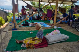 Người dân ở tại khu lều tạm sau thảm họa động đất và sóng thần ở Palu, Trung Sulawesi, Indonesia, ngày 2/10/2018. (Ảnh: THX/TTXVN) 