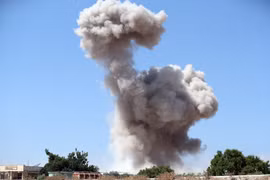 Khói bốc lên sau một cuộc không kích ở tỉnh Idlib, Syria ngày 24/8/2019. (Ảnh: AFP/TTXVN)