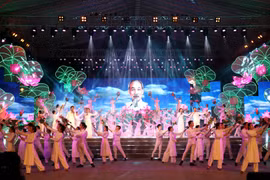 Tiết mục văn nghệ “Hồ Chí Minh đẹp nhất tên Người” kỷ niệm Ngày sinh Chủ tịch Hồ Chí Minh (19/5) và Ngày Bác Hồ ra đi tìm đường cứu nước (5/6). (Ảnh: Thanh Vũ – TTXVN) 