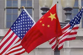 Quốc kỳ Trung Quốc (giữa) và quốc kỳ Mỹ. (Ảnh: Getty Images/TTXVN)