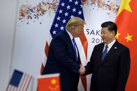 Tổng thống Mỹ Donald Trump (trái) và Chủ tịch Trung Quốc Tập Cận Bình trong cuộc hội đàm bên lề Hội nghị thượng đỉnh G20 tại Osaka, Nhật Bản, ngày 29/6/2019. (Ảnh: AFP/TTXVN)