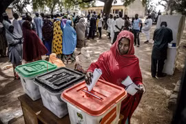 Cử tri Nigeria bỏ phiếu tại một địa điểm bầu cử ở Jimeta, bang Adamawa, ngày 23/2. (Ảnh: AFP/TTXVN)