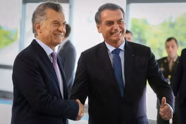 Tổng thống Brazil Jair Bolsonaro giơ ngón tay cái lên trong khi bắt tay với Tổng thống Argentina Mauricio Macri trước một cuộc họp báo chung tại Cung điện Planalto ở Brasilia ngày 16/1. (Nguồn: Bloomberg)