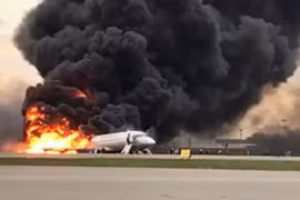 Máy bay chở khách bốc cháy dữ dội tại sân bay Sheremetyevo ở Khimki, Nga ngày 5/5/2019. (Ảnh: AFP/TTXVN)
