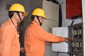 Công ty Điện lực quận Ba Đình, kiểm tra đảm bảo an toàn điện. (Ảnh Mạnh Khánh/TTXVN)
