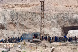 Các tay súng Tổ chức nhà nước Hồi giáo (IS) tự xưng đầu hàng Lực lượng Dân chủ Syria do Mỹ hậu thuẫn tại dinh lũy cuối cùng ở Baghouz, tỉnh Deir Ezzor, miền Đông Syria ngày 24/3/2019. (Ảnh: AFP/TTXVN) 