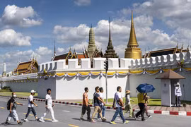 Khách du lịch tham quan Cung điện Hoàng gia Thái Lan ở thủ đô Bangkok. (Ảnh: AFP/TTXVN)