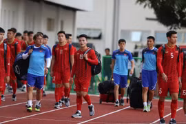 Đội tuyển U22 Việt Nam bước vào sân Rizal Memorial. (Ảnh: Hoàng Linh/TTXVN)