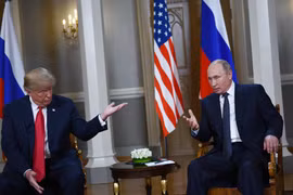Tổng thống Nga Vladimir Putin (phải) và Tổng thống Mỹ Donald Trump trong cuộc gặp thượng đỉnh ở Helsinki (Phần Lan) ngày 16/7. (Ảnh: AFP/ TTXVN)