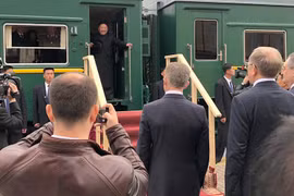 Nhà lãnh đạo Triều Tiên Kim Jong-un rời khỏi tàu hỏa khi đến nhà ga Khasan trong hành trình tới thành phố Vladivostok dự Hội nghị thượng đỉnh với Tổng thống Nga Vladimir Putin, ngày 24/4/2019. (Ảnh: YONHAP/TTXVN) 