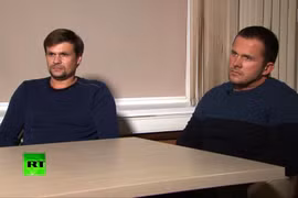 Hai công dân Nga Alexander Petrov (phải) và Ruslan Bosirov trả lời phỏng vấn kênh truyền hình RT của Nga, liên quan đến vụ sát hại cựu điệp viên hai mang Sergey Skripal và con gái. (Ảnh: AFP/TTXVN)