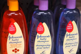 [Video] Ấn Độ tìm thấy chất độc trong dầu gội trẻ em Johnson&Johnson