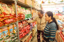 Các gian hàng Việt Nam chất lượng cao tại phiên chợ thu hút đông đảo người tiêu dùng quan tâm, mua sắm. (Ảnh: Thanh Sang/TTXVN)
