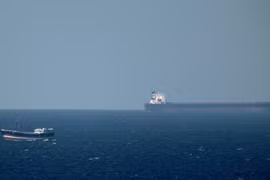 Một tàu chở dầu tiến về Eo biển Hormuz ở ngoài khơi vùng biển Khasab (Oman). (Ảnh: AFP/TTXVN)