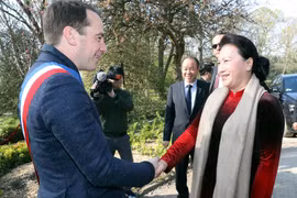 Chủ tịch Quốc hội Nguyễn Thị Kim Ngân với đại diện lãnh đạo thành phố Paris đến đặt hoa tại Tượng đài Chủ tịch Hồ Chí Minh. (Ảnh: Trọng Đức/TTXVN)