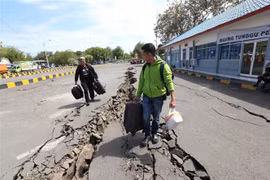 Một tuyến đường bị phá hủy sau động đất tại Mataram, thủ phủ tỉnh Tây Nusa Tenggara, Indonesia ngày 20/8/2018. (Ảnh: AFP/TTXVN)
