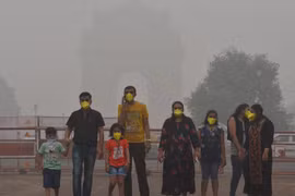 Người dân đeo khẩu trang tránh khói bụi ô nhiễm tại New Delhi, Ấn Độ, ngày 3/11/2019. (Ảnh: THX/TTXVN)