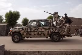Binh sỹ tuần tra tại thị trấn Banki, đông bắc Nigeria. (Ảnh: AFP/ TTXVN)