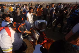 Chuyển người biểu tình Palestine bị thương trong cuộc đụng độ với binh sỹ Israel tại khu vực biên giới Dải Gaza-Israel ở thành phố Khan Younis (Dải Gaza) ngày 27/9/2019. (Ảnh: THX/TTXVN)