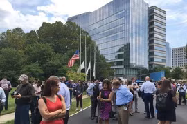 Các nhân viên phải sơ tán khỏi tòa nhà. (Nguồn: usatoday.com)