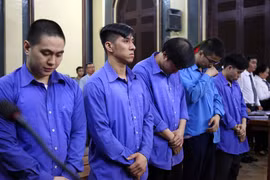 Các bị cáo nghe tòa tuyên án chiều 21/3 (nguyên Cảnh sát giao thông Phạm Sỹ Hoài Như đứng thứ ba). (Ảnh: Thành Chung/TTXVN) 