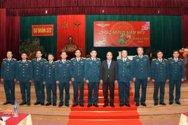Thủ tướng Nguyễn Xuân Phúc với cán bộ, chỉ huy Sư đoàn Không quân 372. (Ảnh: Trần Lê Lâm/TTXVN)