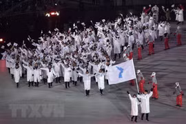 Tại lễ khai mạc Olympic PyeongChang 2018 ngày 9/2, đoàn vận động viên Hàn Quốc và Triều Tiên đã cùng diễu hành chung dưới lá cờ thống nhất. (Nguồn: AFP/TTXVN
