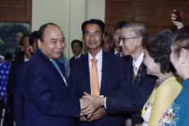 Thủ tướng Nguyễn Xuân Phúc thăm và nói chuyện với cán bộ nhân viên Đại sứ quán và cộng đồng người Việt Nam tại Thái Lan. (Ảnh: Thống Nhất -TTXVN)
