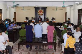 Phiên tòa xét xử sơ thẩm diễn ra sáng 18/9 nhưng đã bị hoãn do nhiều người làm chứng vắng mặt. (Ảnh: Nguyễn Quyết Chiến/TTXVN)
