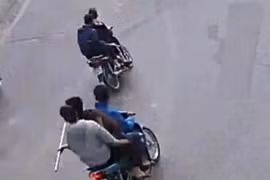 Bắt giữ 5 thanh niên ngang nhiên vác hung khí diễu hành trên đường phố