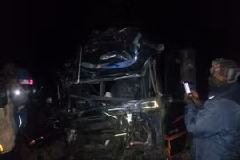 Chiếc xe khách nát bét tại hiện trường vụ tai nạn trên đường cao tốc Nakuru-Eldoret ngày 17/2/2019. (Nguồn: nation.co.ke)