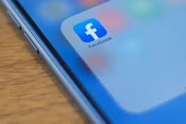 Biểu tượng Facebook trên màn hình điện thoại. (Ảnh: AFP/TTXVN)