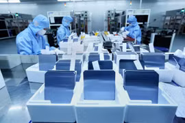 Dây chuyền đóng gói các tấm pin năng lượng mặt trời tại Công ty TNHH JA Solar Việt Nam, vốn đầu tư của Hong Kong (Trung Quốc) tại khu công nghiệp Quang Châu (Bắc Giang). (Ảnh: Danh Lam/TTXVN)