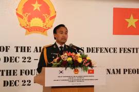 Tùy viên Quốc phòng Việt Nam tại Hàn Quốc, Đại tá Đinh Hùng Tuấn, phát biểu khai mạc buổi lễ. (Ảnh: Hữu Tuyên/TTXVN)