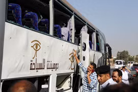 Hiện trường vụ nổ nhằm vào xe buýt chở khách du lịch gần Cairo, Ai Cập ngày 19/5/2019. (Ảnh: THX/TTXVN)